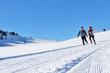Eğleniyor çift yokuş aşağı çalışan