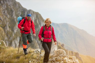 macera seyahat, turizm, zam ve insan kavramı - açık havada yürümek ile gülümseyen iki sırt çantaları