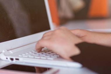 Çalışma ya da iş için dizüstü bilgisayar kullanan kız. Serbest kavramı