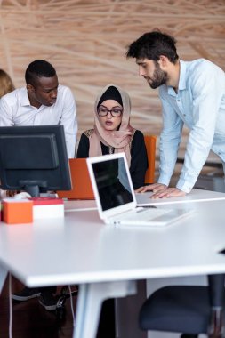 değiş tokuşu fikirleri öğrenme dizüstü kullanarak ve konuşuyor, çeşitli üniversite öğrencileri