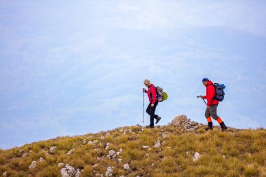 macera seyahat, turizm, zam ve insan kavramı - açık havada yürümek ile gülümseyen iki sırt çantaları