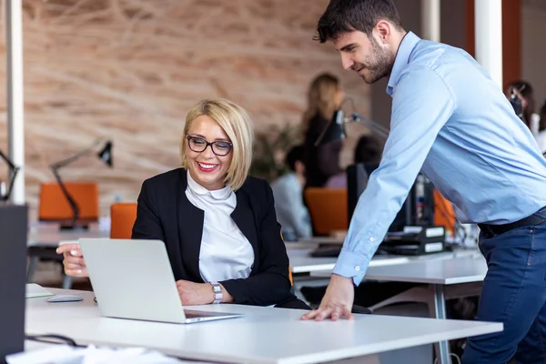 Ritratto di una giovane donna d'affari che usa il computer portatile in ufficio — Foto Stock