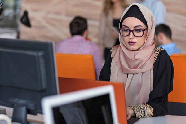 Attrayant jeune femme musulmane travaillant au bureau sur ordinateur — Photo