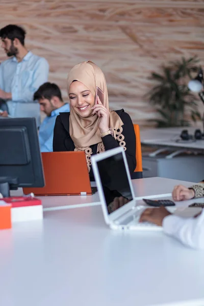 モダンなスタートアップのオフィスで働く美しい携帯電話オペレーター アラブ女性 — ストック写真