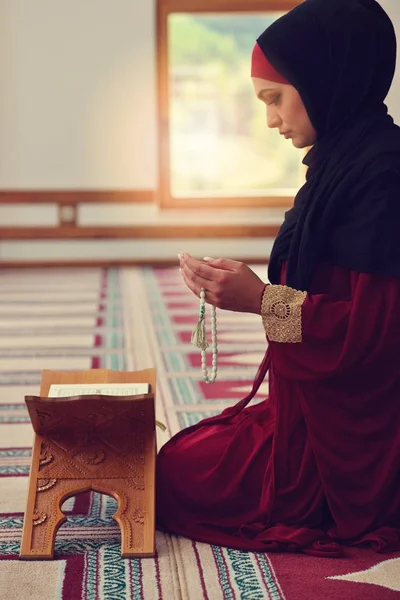 Молодая мусульманка, молящаяся в мечети — стоковое фото