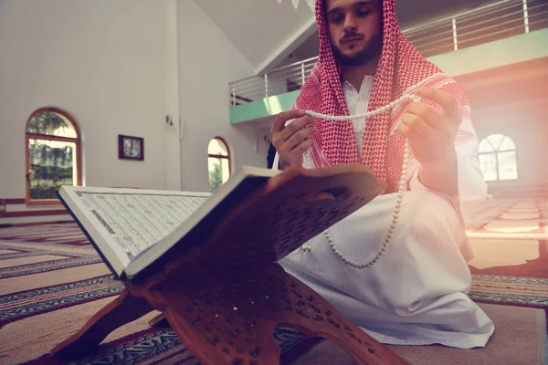 Religioso muçulmano homem orando dentro da mesquita — Fotografia de Stock