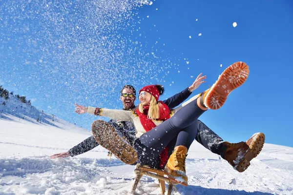 Romántica escena de invierno, feliz pareja joven divirtiéndose en espectáculo fresco en vacaciones de invierno, paisaje de naturaleza de montaña —  Fotos de Stock