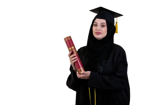 Istruzione, laurea e concetto di persone - donna musulmana in hijab con diploma su sfondo bianco — Foto Stock