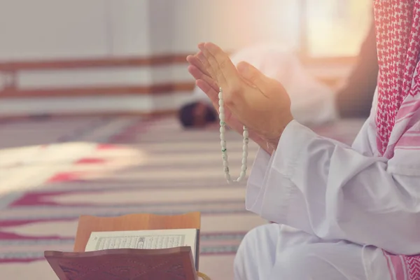 Θρησκευτικός μουσουλμάνος άνθρωπος προσεύχεται μέσα στο τζαμί — Φωτογραφία Αρχείου
