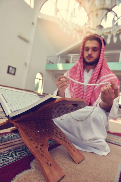 Religioso muçulmano homem orando dentro da mesquita — Fotografia de Stock