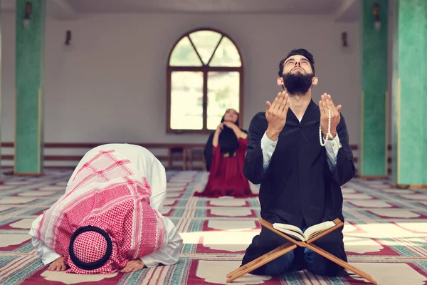 Homem e mulher muçulmanos rezando na mesquita — Fotografia de Stock