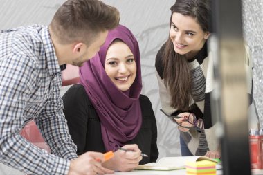 Genç yaratıcı başlangıç iş adamları modern ofis yapma planları ve projeleri toplantıda üzerinde