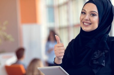 Dizüstü bilgisayar arama önünde hijab giyen ve iş ofis işleri, iş, finans ve iş istasyonu kavramı güzel kadın.