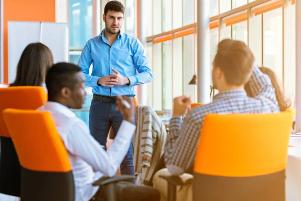 Grupo de empresarios casualmente vestidos discutiendo ideas en la oficina . —  Fotos de Stock