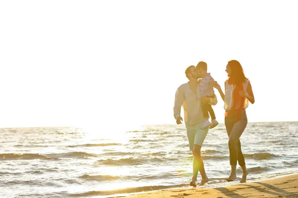 Retrato de familia feliz y bebé disfrutando de la puesta de sol en el ocio de verano — Foto de Stock