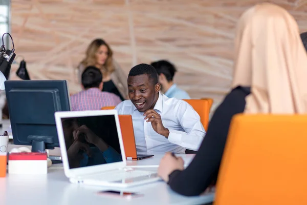 Frustrado jovem empresário africano com triste careta na frente de seu laptop no escritório — Fotografia de Stock
