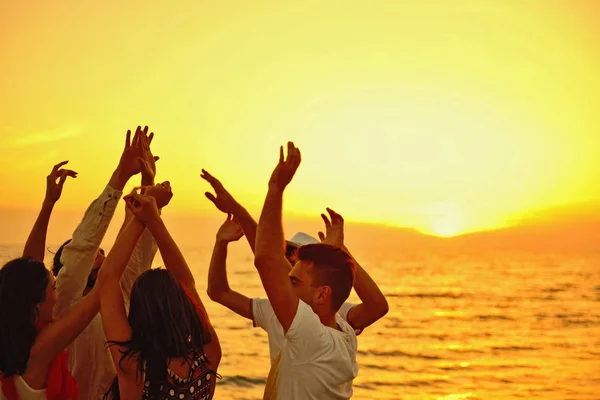 Menschen feiern Strandparty Sommerferienkonzept — Stockfoto