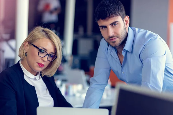 Abilità professionale bionda CEO femminile spiegando ai giovani dipendenti maschi richiede e strategia — Foto Stock