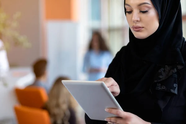 Mulher bonita vestindo hijab na frente de pesquisa laptop e fazendo trabalho de escritório, negócios, finanças e conceito de estação de trabalho . — Fotografia de Stock