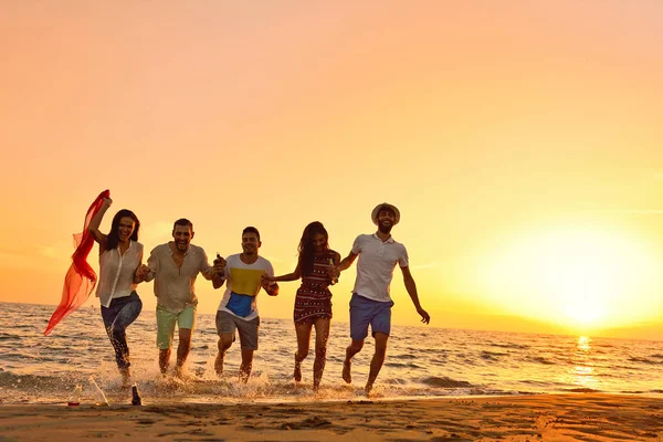 Persone celebrazione spiaggia festa estate vacanza concetto di vacanza — Foto Stock