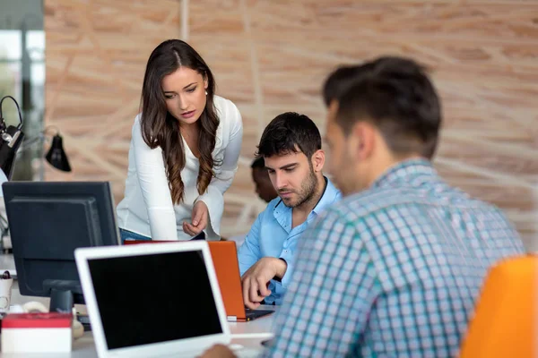 Piacevoli giovani colleghi sorridenti discutono del progetto nel moderno ufficio startup — Foto Stock