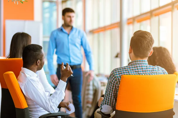 Grupo de empresarios casualmente vestidos discutiendo ideas en la oficina . —  Fotos de Stock