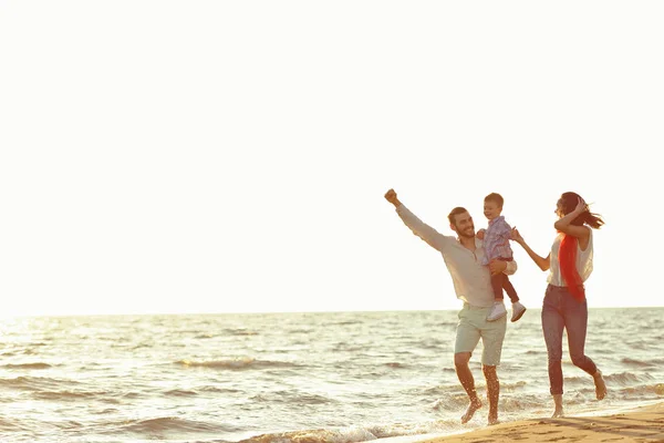 Retrato de familia feliz y bebé disfrutando de la puesta de sol en el ocio de verano — Foto de Stock