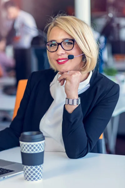 Donna agente sorridente con le cuffie. Ritratto di operatore del call center in ufficio . — Foto Stock