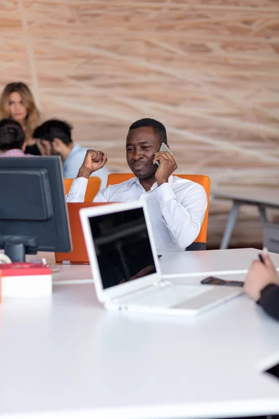 Glücklich lächelnd erfolgreicher afrikanisch-amerikanischer Geschäftsmann in einem modernen, hellen Startup-Büro drinnen — Stockfoto