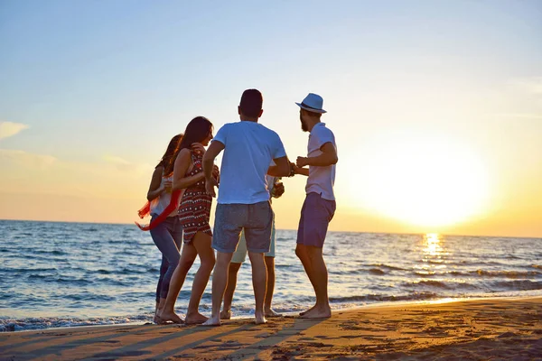 Mensen vieren strandfeest zomervakantie concept — Stockfoto