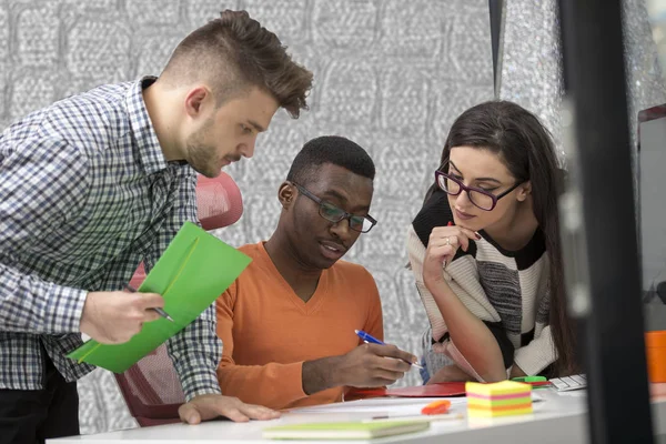 Multirazziale uomini d'affari contemporanei che lavorano connessi con dispositivi tecnologici come tablet e laptop — Foto Stock