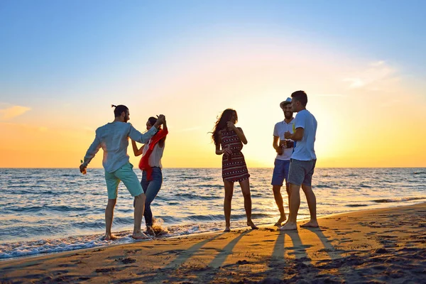 Gente celebración playa fiesta verano vacaciones concepto — Foto de Stock