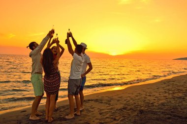 İnsanlar plaj partisi yaz tatili konseptini kutluyor