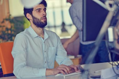 iş, başlangıç ve insanlar kavramı - işadamı veya yaratıcı erkek memur kahve içme bilgisayar ile