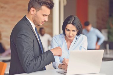 Grup Genç İş Arkadaşları Harika İş Kararları Veriyor. Yaratıcı Ekip Tartışması Kurumsal Çalışma Konsepti Modern Ofis.