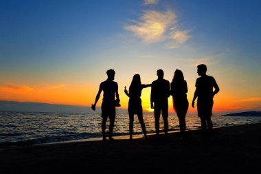 İnsanlar plaj partisi yaz tatili konseptini kutluyor