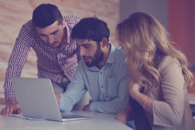 Grup Genç İş Arkadaşları Harika İş Kararları Veriyor. Yaratıcı Ekip Tartışması Kurumsal Çalışma Konsepti Modern Ofis.