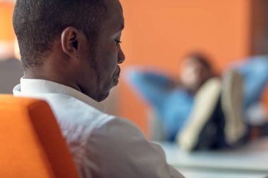 Bir dakika mola için zaman ayırdığınız. Başının arkasında elele neşeli genç adam