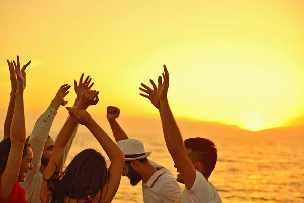 Gente celebración playa fiesta verano vacaciones concepto — Foto de Stock