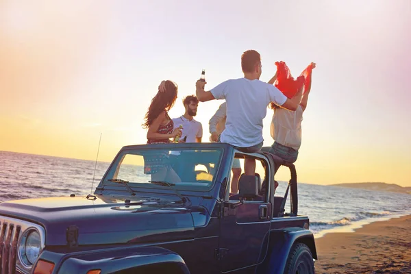 Groupe d'amis heureux faisant la fête en voiture - Les jeunes s'amusent à boire du champagne — Photo