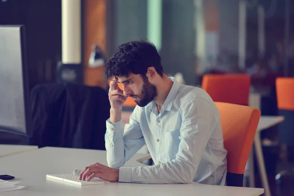 Concept d'entreprise, de start-up et de personnes - homme d'affaires ou employé de bureau masculin créatif avec ordinateur buvant du café — Photo