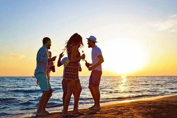Folk firar strandfest sommar semester koncept — Stockfoto