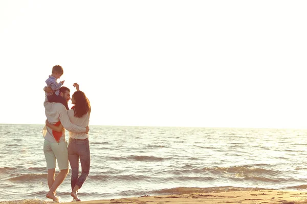 Portret szczęśliwą rodzinę i dziecko zachód słońca w letnim wypoczynku — Zdjęcie stockowe