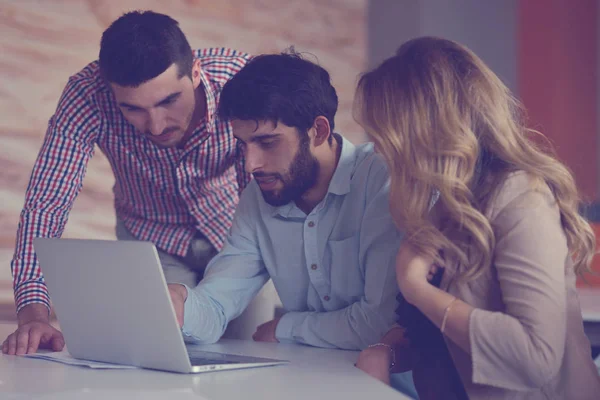 Groep jonge collega 's maakt grote zakelijke beslissingen.Creative Team Discussie Corporate Work Concept Modern Office. — Stockfoto