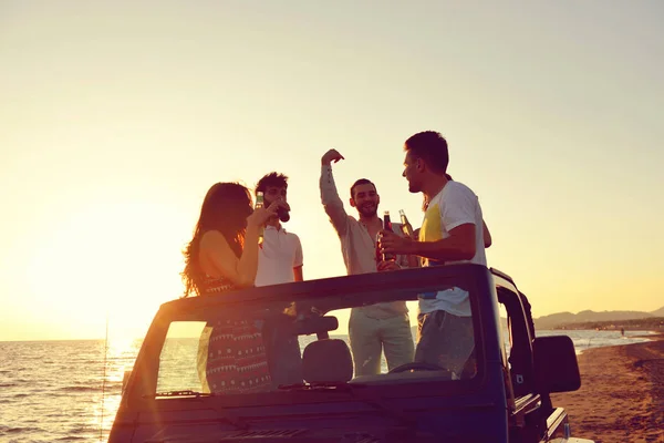 Grupo de amigos felizes fazendo festa no carro - Jovens se divertindo bebendo champanhe — Fotografia de Stock