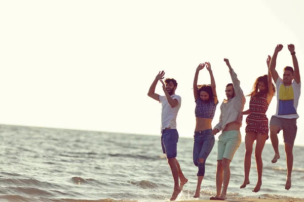 Amigos diversão na praia sob a luz do sol . — Fotografia de Stock