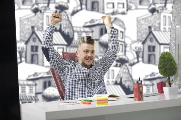 Side profile shot of frustrated young brunet entrepreneur, yelling at his laptop in office and cramps the documents. — Stock Photo, Image