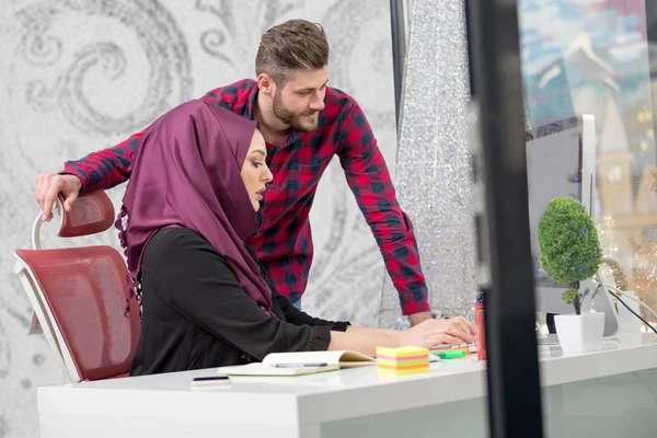 Equipo internacional multicultural en el trabajo: mujer musulmana asiática y hombre caucásico . —  Fotos de Stock