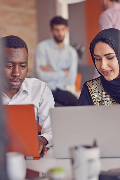 Groupe de jeunes collègues faisant de grandes décisions d'affaires.Discussion d'équipe créative Concept de travail d'entreprise Bureau moderne. — Photo