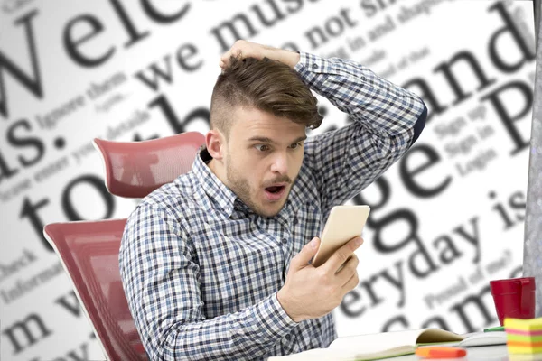 Young happy businessman smiling while reading his smartphone. — Stock Photo, Image